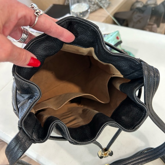 Chic Black Leather Bucket Bag with Gold Accents❤️ - Picture 7 of 13